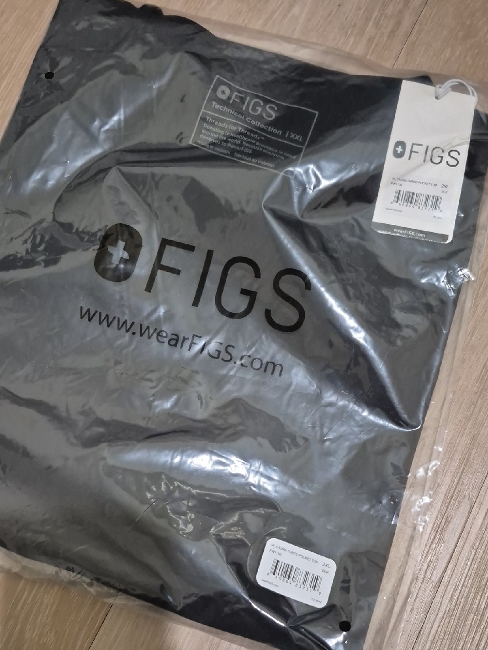 Figs Black Casma 3-Pocket Scrub Top - Picture 5 of 6